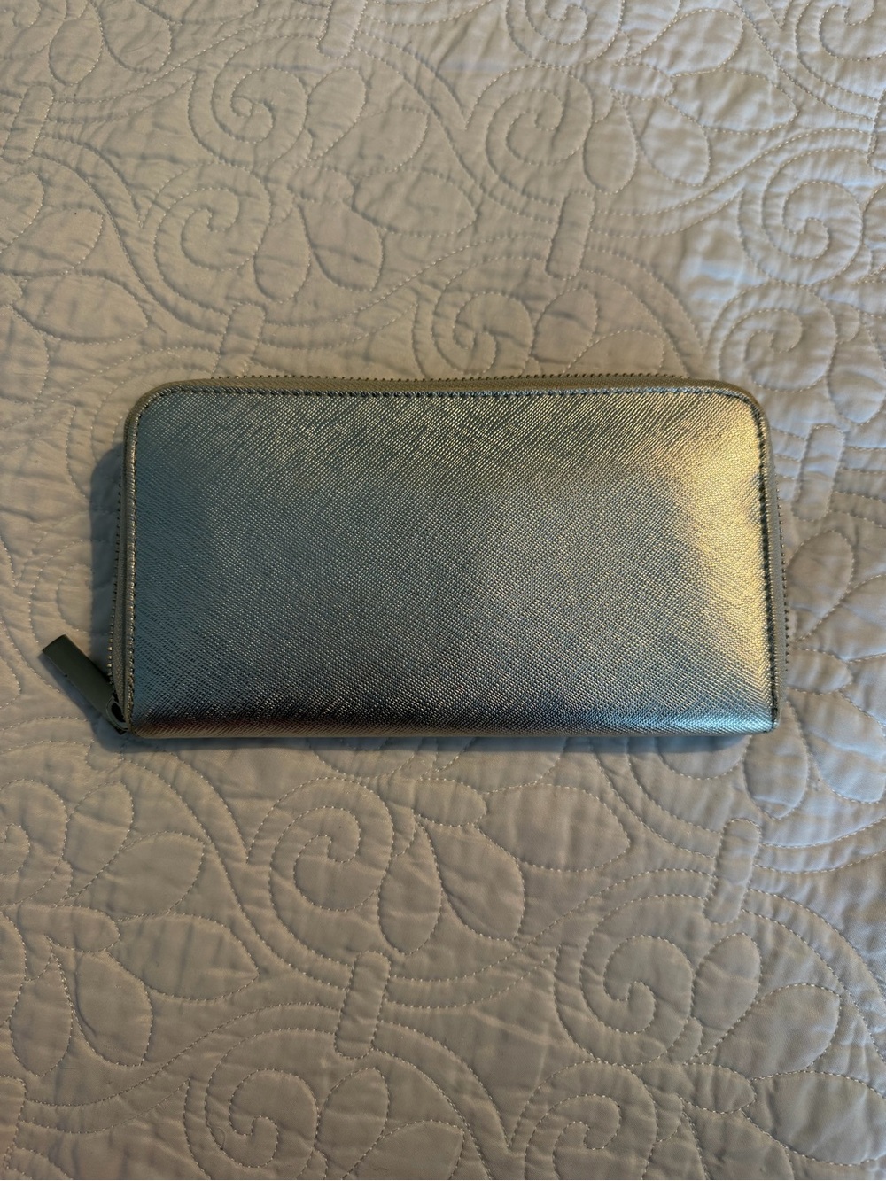 NWOT Tory Burch Women’s Silver Metallic Leather Zip Around Wallet - Picture 4 of 4